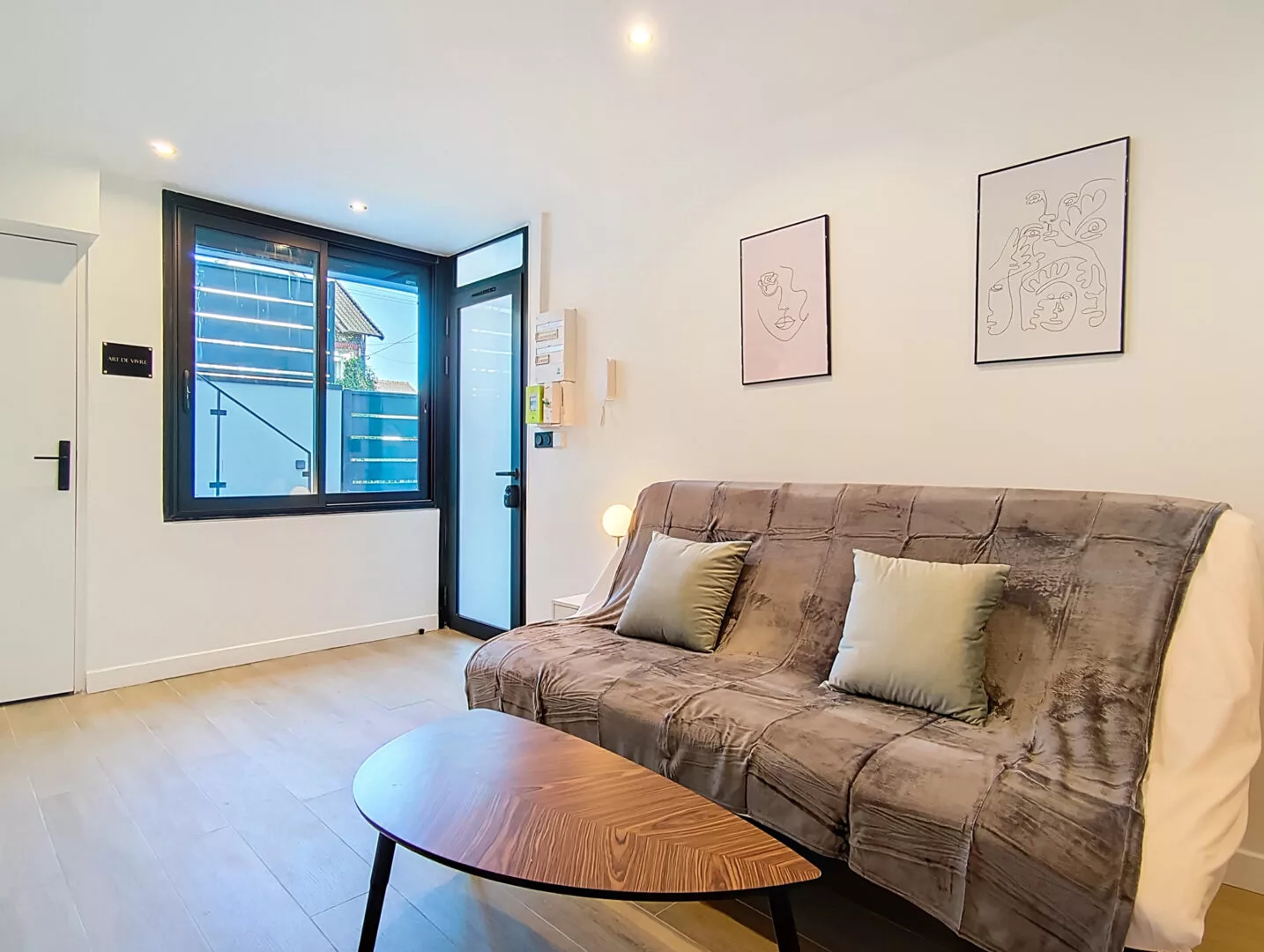 salon moderne avec canapé et table location appartement argenteuil Salon moderne avec canapé et décoration murale.