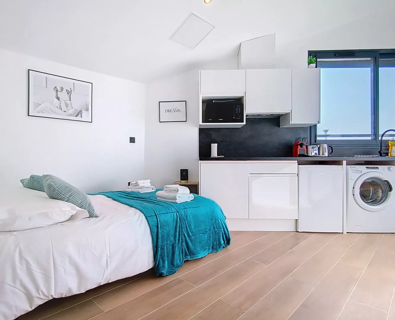 studio lit et cuisine equipee location appartement court et long sejour argenteuil Studio moderne avec lit et kitchenette.