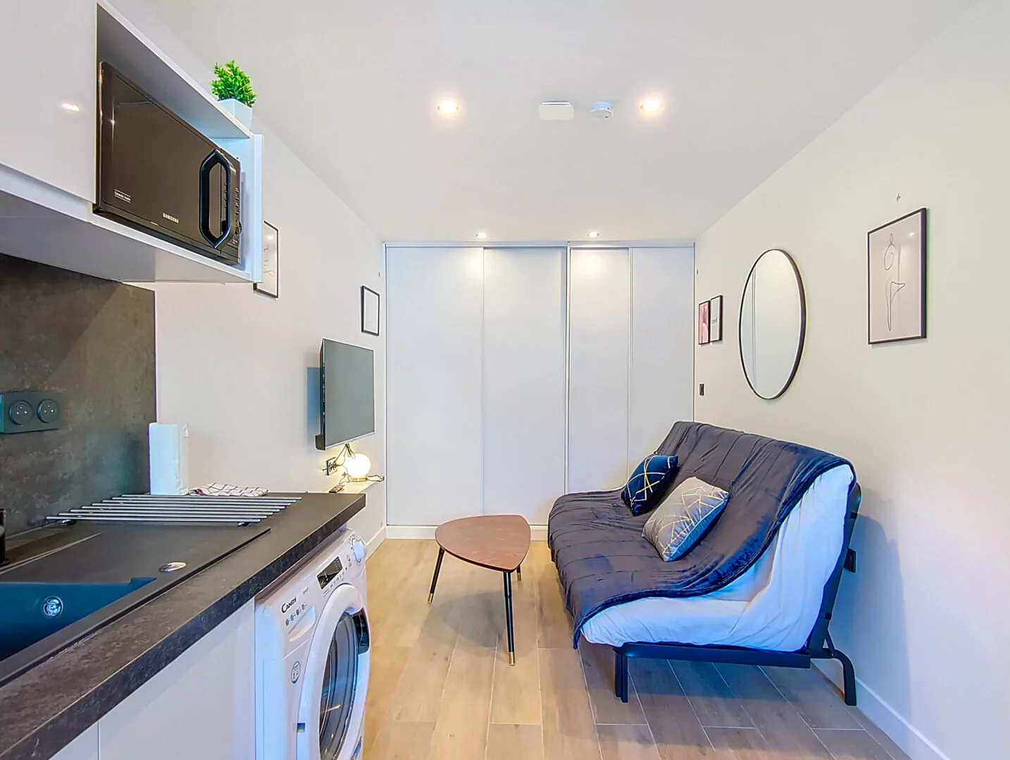 studio moderne avec canapé et cuisine équipée location appartement argenteuil Salon moderne avec canapé et coin cuisine.