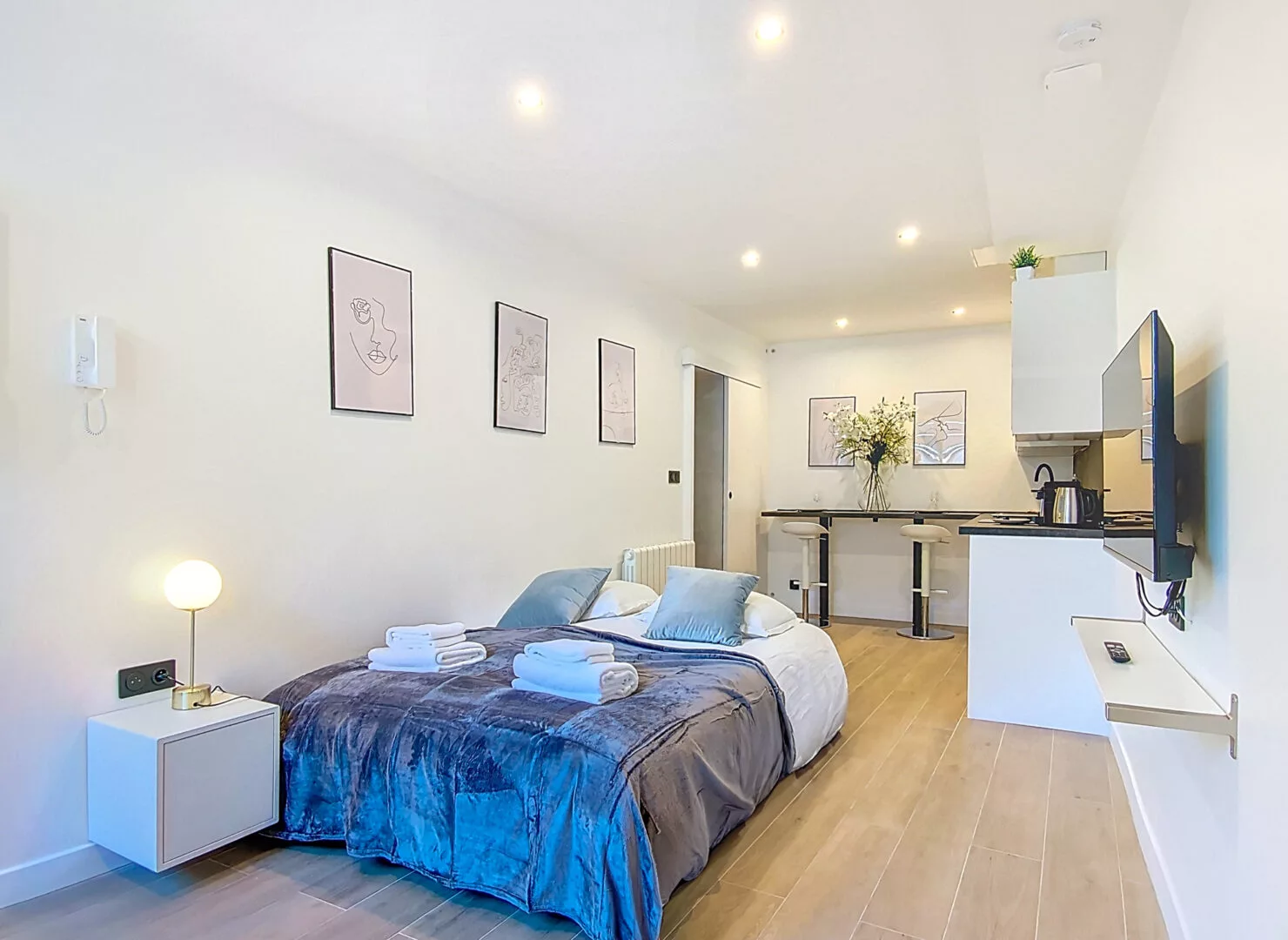 studio moderne avec lit, cuisine et décoration minimaliste location appartement argenteuil Studio moderne avec lit et cuisine équipée.