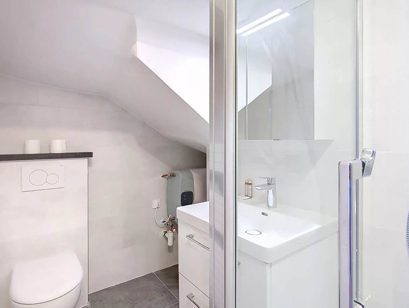 toilettes salle de bain location appartement argenteuil Salle de bain moderne avec douche et lavabo.