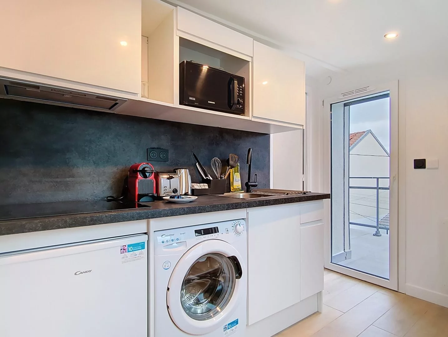 cuisine 1 appartement vie d'artiste argenteuil Cuisine moderne avec équipements électroménagers.