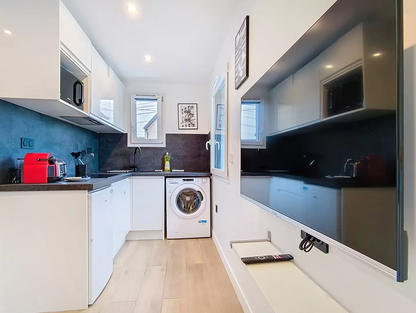 cuisine location studio voyage argenteuil Cuisine moderne avec électroménagers et télévision murale.