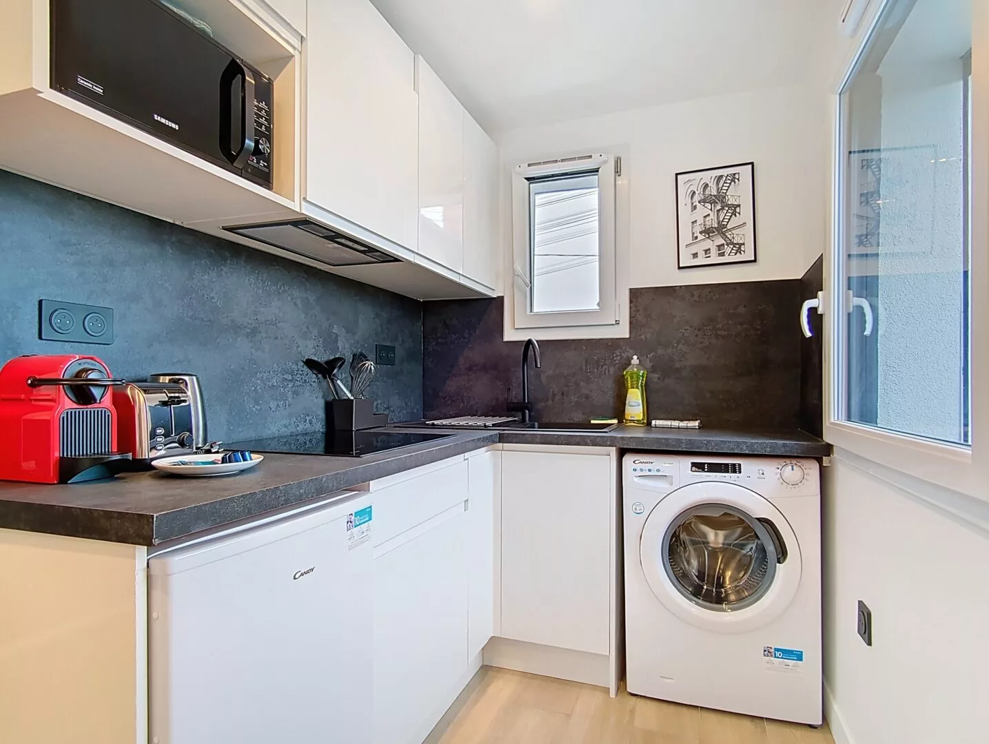 cuisine studio voyage argenteuil Cuisine moderne avec électroménagers et fenêtre ouverte.