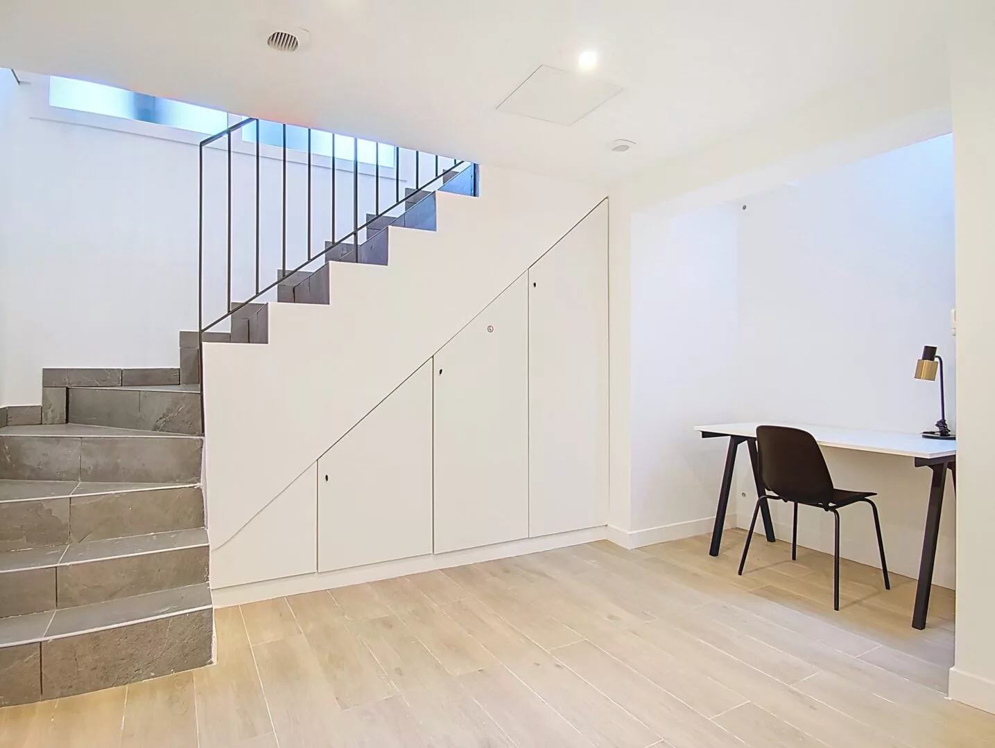 feel good bureau Sous-sol moderne avec escalier et bureau minimaliste.