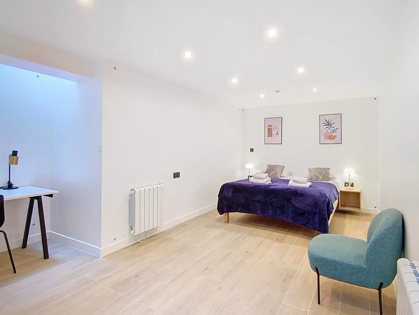 feel good chambre et bureau Chambre moderne avec lit double et bureau.