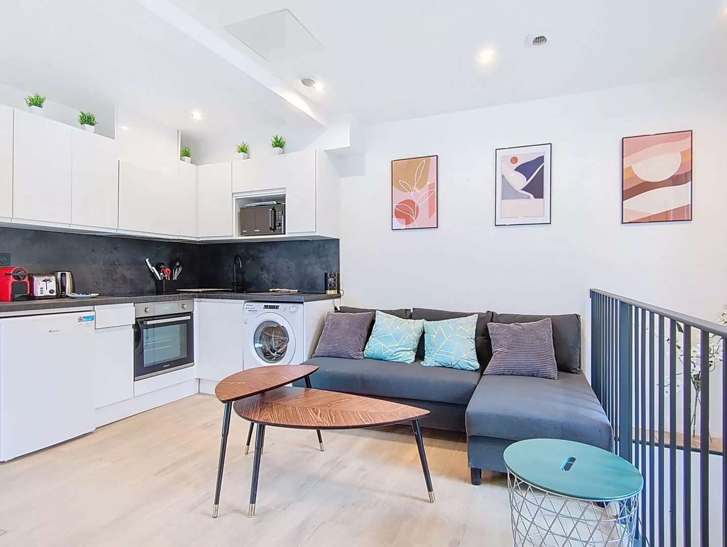 feel good coin salon Salon moderne avec cuisine ouverte et canapé.