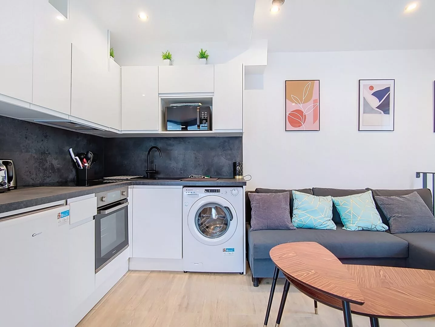 feel good cuisine Cuisine moderne avec canapé et décoration murale.