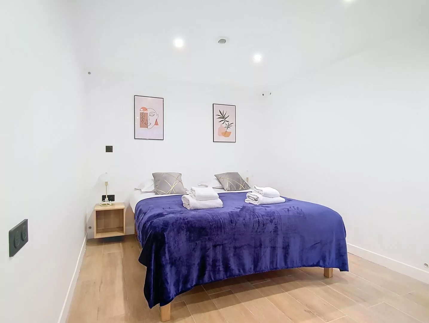 feel good lit double Chambre moderne avec lit double et décoration murale.