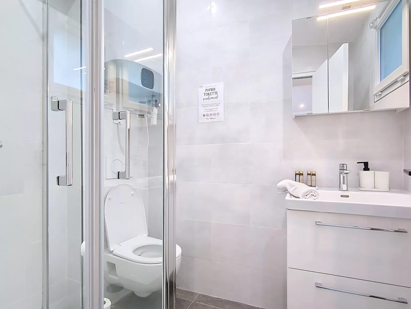 feel good salle de bain Salle de bain moderne avec douche et lavabo.