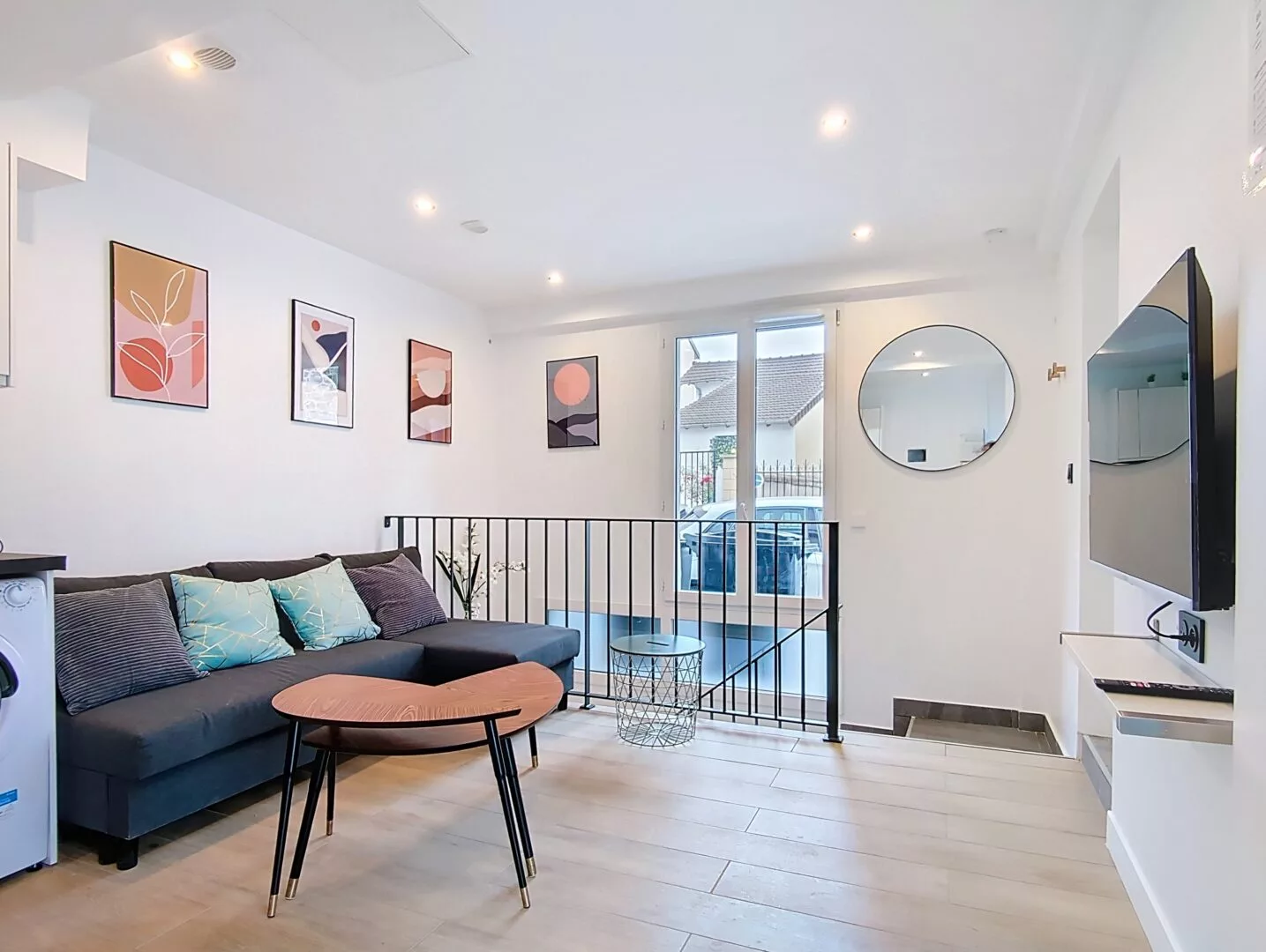 feel good séjour Salon moderne avec canapé et décoration murale.