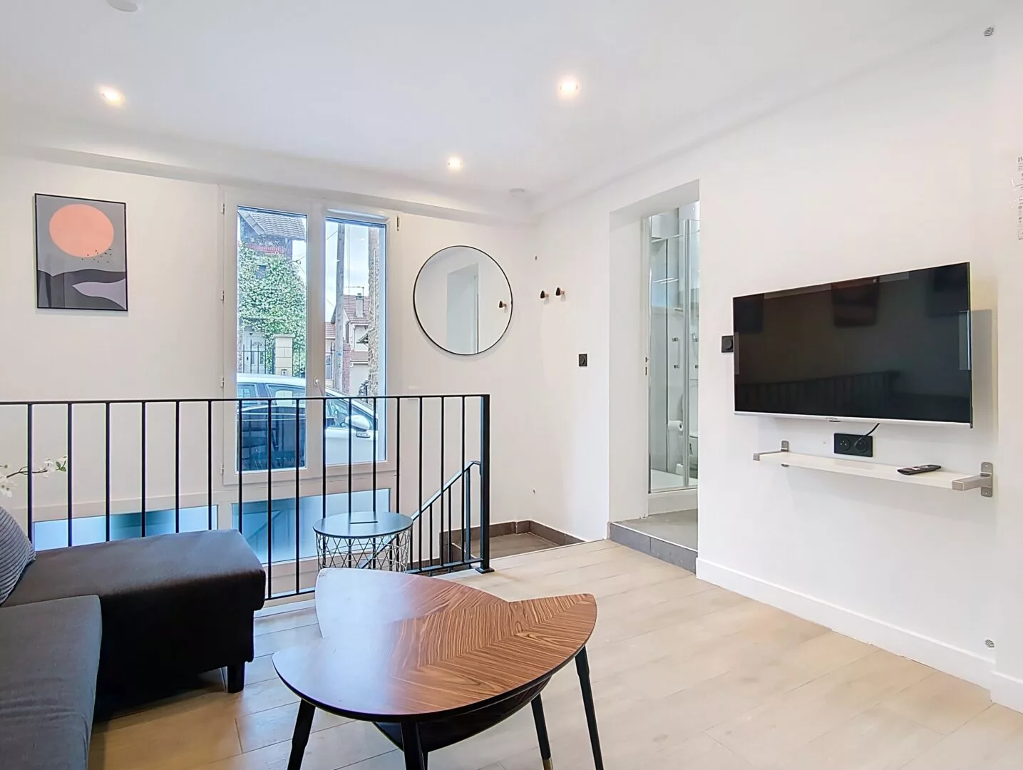 feel good tv Salon moderne avec télévision murale et canapé.