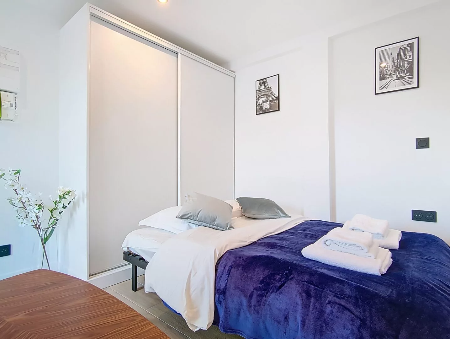 lit location studio voyage argenteuil Chambre moderne avec lit et décoration minimaliste.