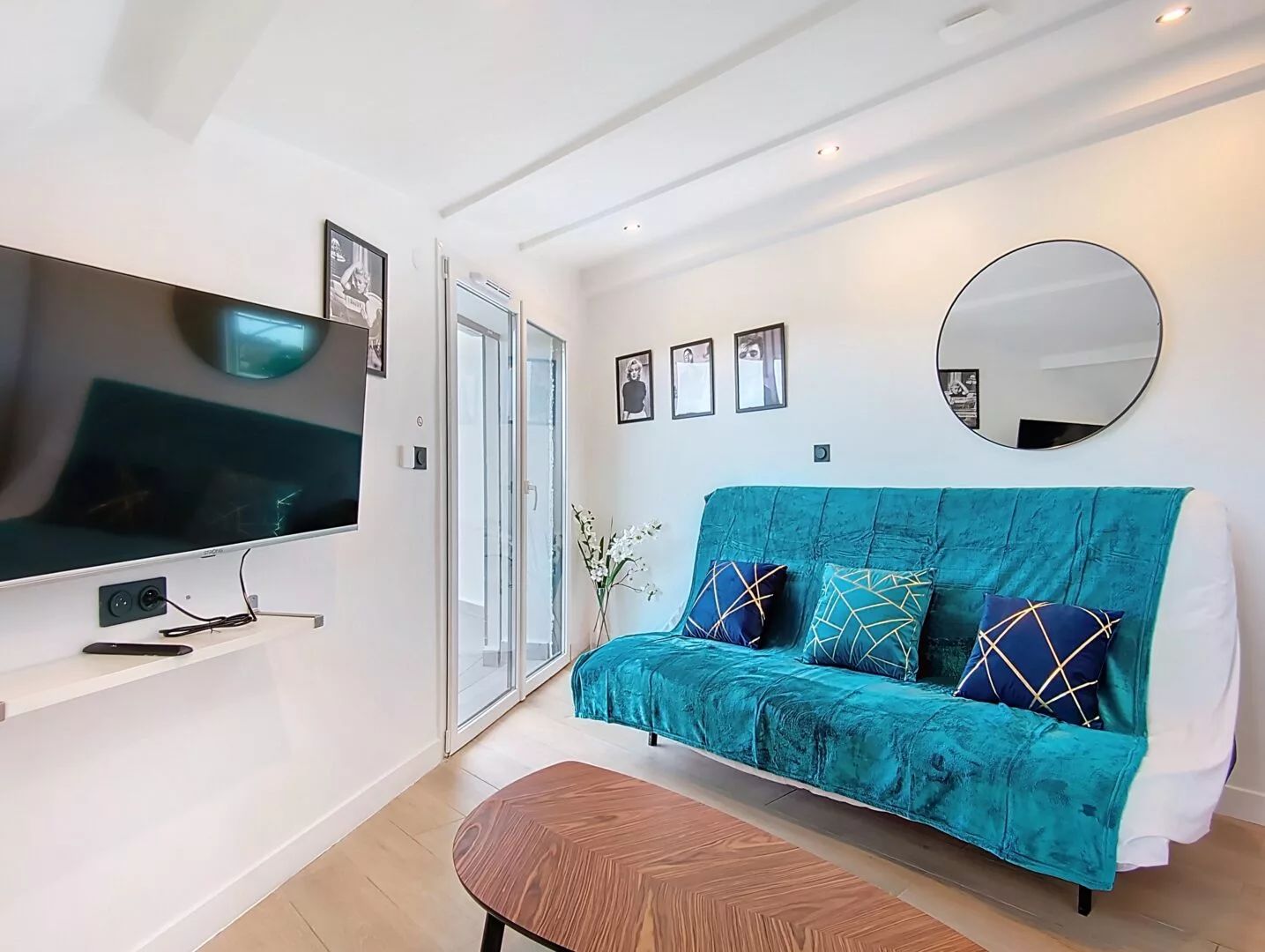 salon appartement vie d'artiste argenteuil Salon moderne avec canapé et télévision murale.