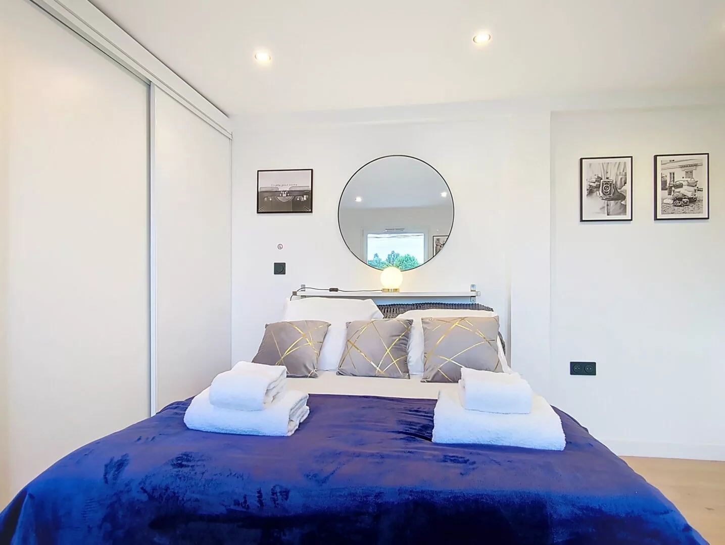 location courte duree argenteuil decoration moderne Chambre moderne avec lit double et décoration minimaliste.