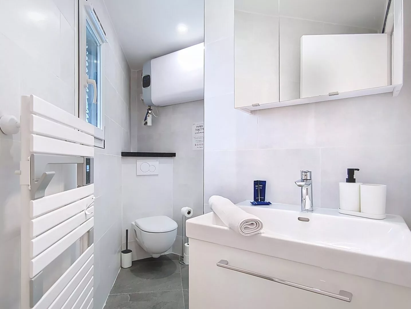 salle d eau wc seche serviette kit bienvenue Salle de bain moderne avec douche et lavabo.