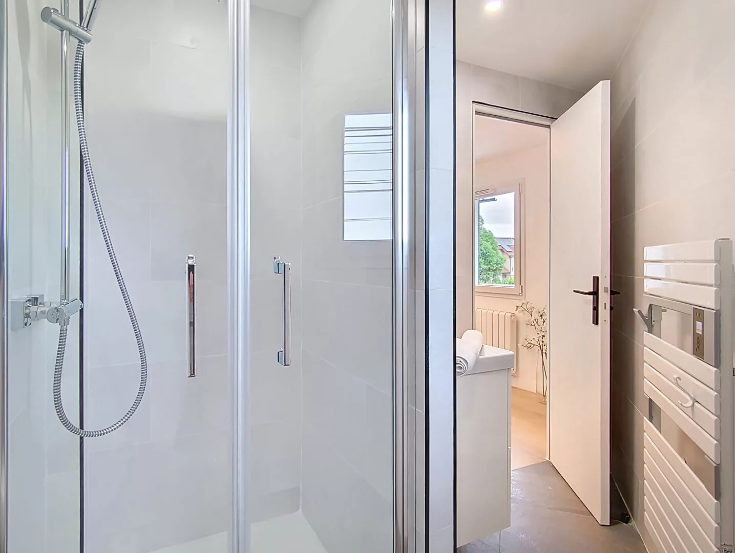 salle de bain seche serviette moderne argenteuil Douche moderne dans salle de bains lumineuse.