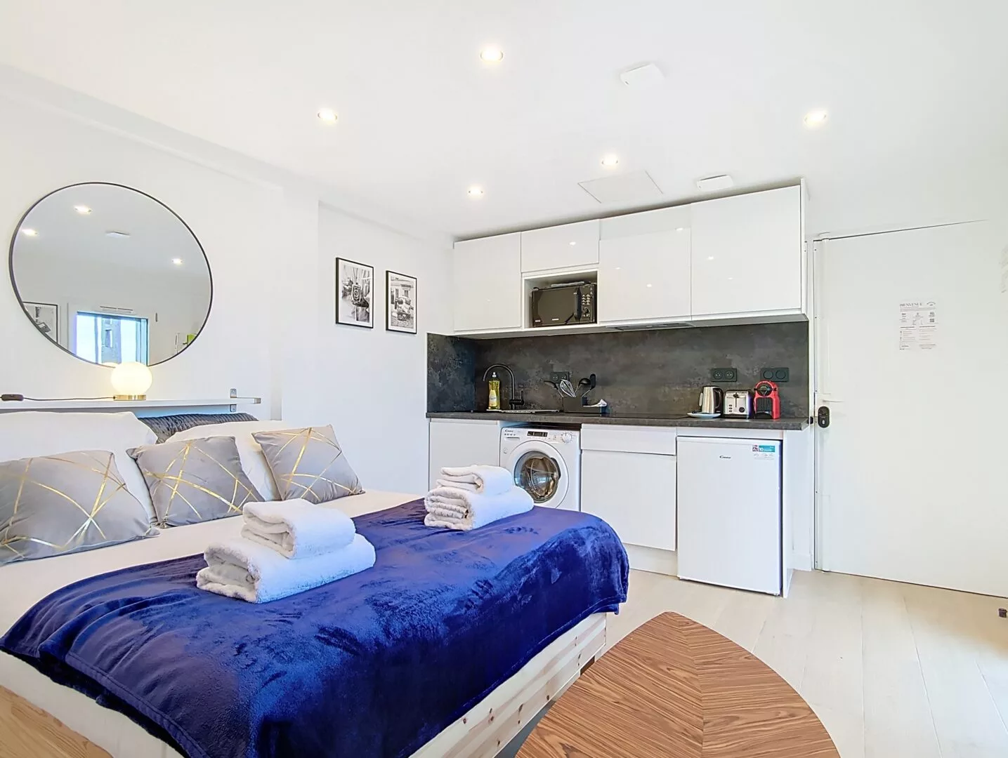 studio cuisine ouverte equipee lave linge argenteuil Studio moderne avec kitchenette et lit confortable.